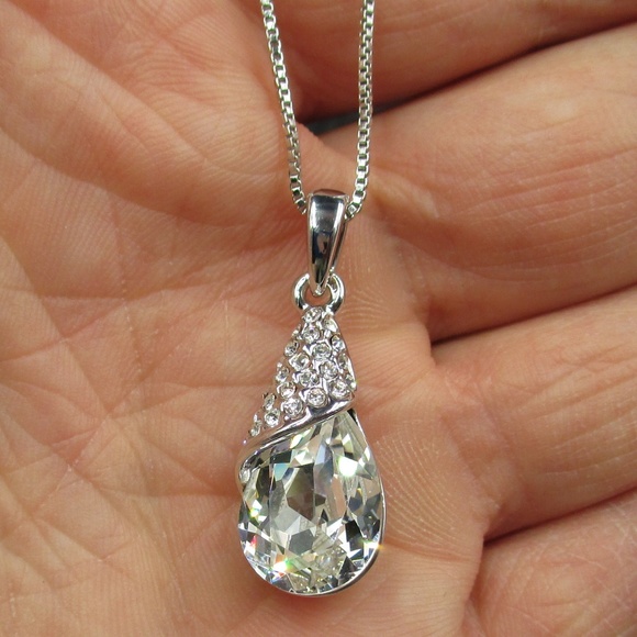 Jewelry - Vintage 17" Silver Tone Stunning Crystal Neckace